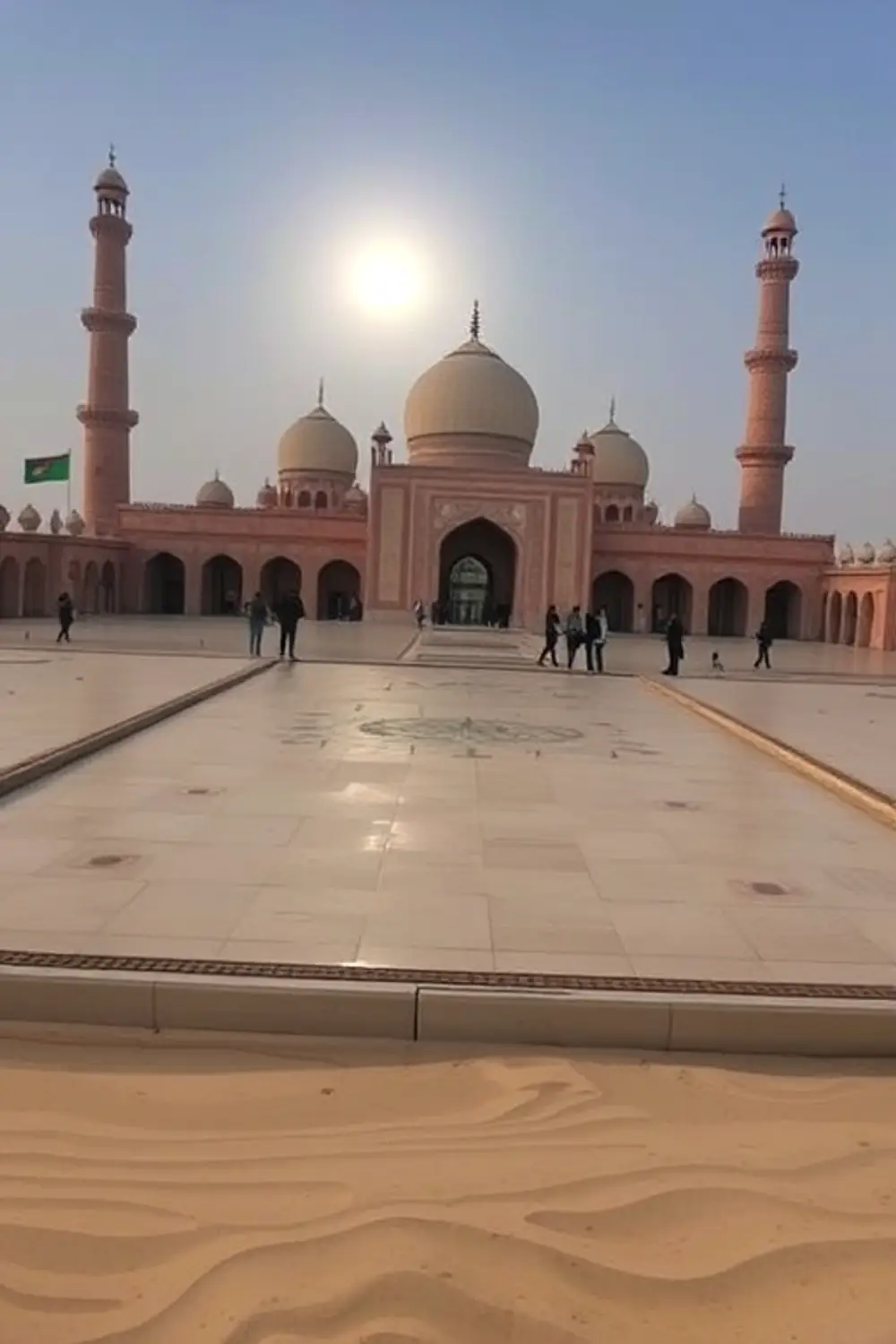 عمارة النصب السريالية - ai prompt image generator output target